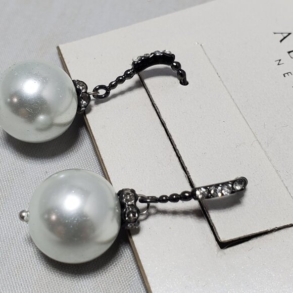 Ali Khan pearl rhinestone dangle fish hook earring - Picture 3 of 5